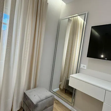 E&r At Myslym Shyri 티라나