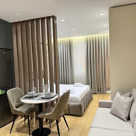 E&r At Myslym Shyri 호텔 티라나