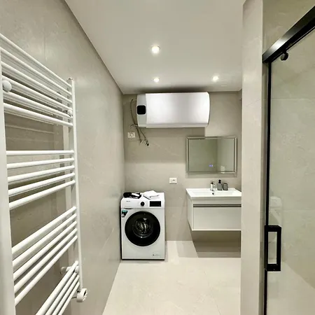 E&r At Myslym Shyri 호텔 *