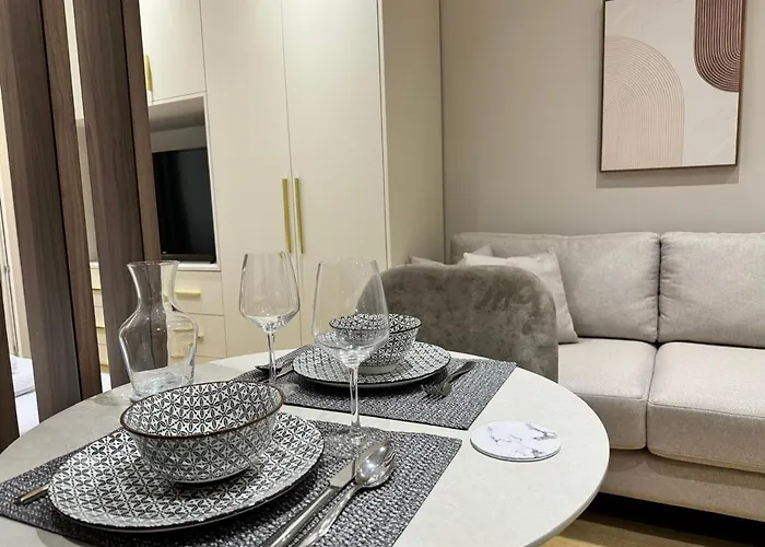 E&r At Myslym Shyri ホテル