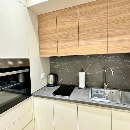 E&r At Myslym Shyri Hotel *