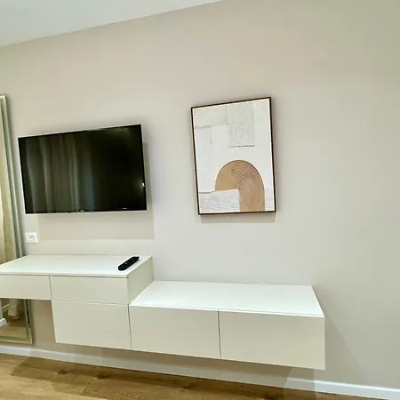 Hotel E&r At Myslym Shyri