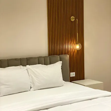 Hotel E&r At Myslym Shyri