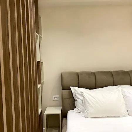 Hotel E&r At Myslym Shyri *