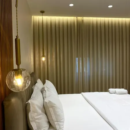 Hotel E&r At Myslym Shyri
