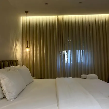 Hotel E&r At Myslym Shyri *