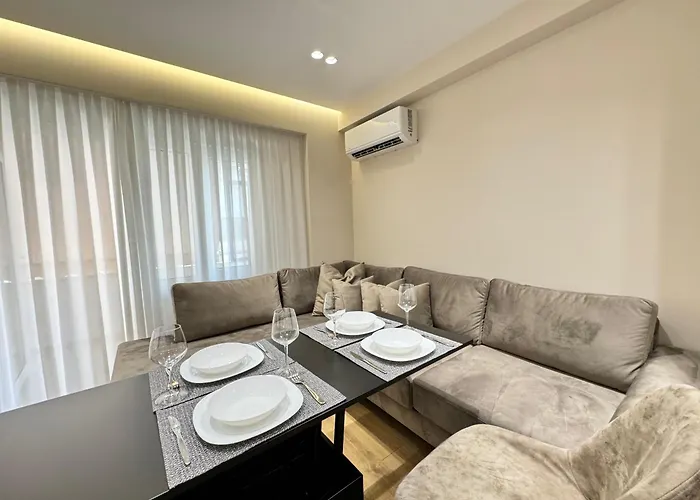 Hotel E&r At Myslym Shyri *