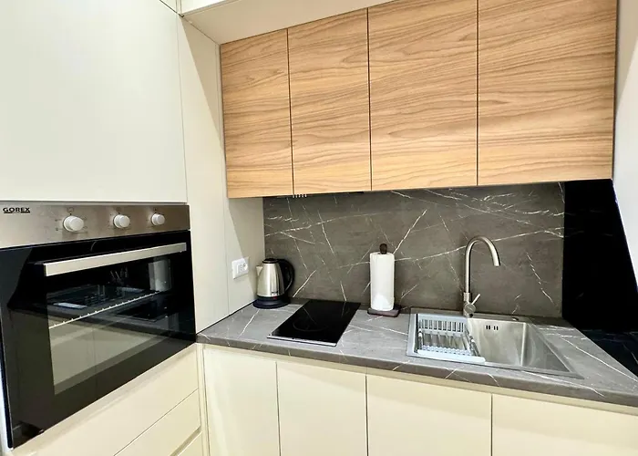 E&r At Myslym Shyri Hotel *