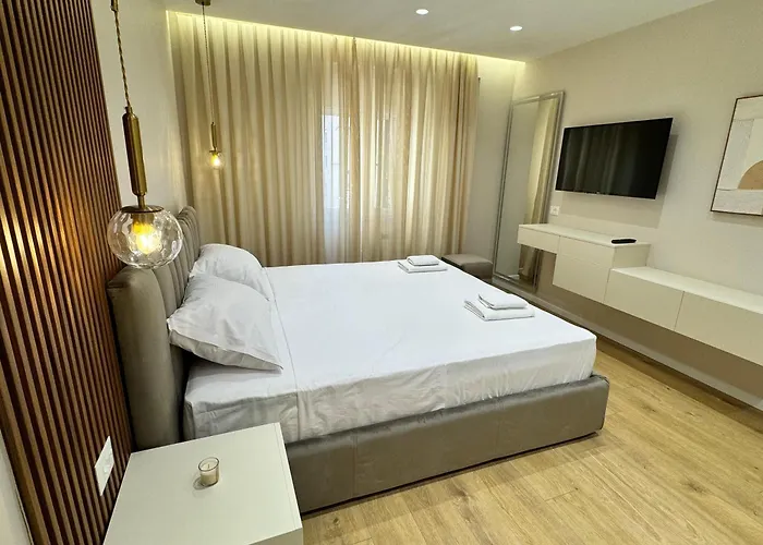 Hotel E&r At Myslym Shyri