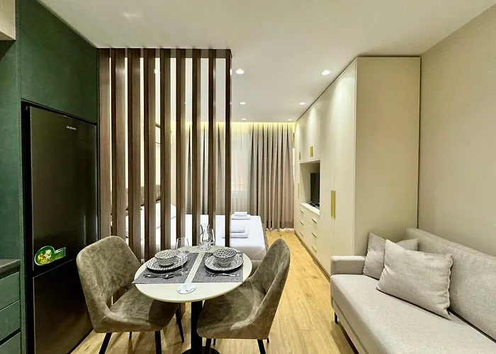 Hotel E&r At Myslym Shyri *